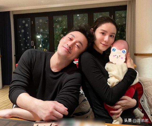 莽弟弟:林峰是香港富二代。 他家世优越,又帅又有钱,吸引了无数眼球。 然而,在感情路上,他却走得颇为坎坷。 今天,就让我们走进林峰的世界,探寻这位明星背后的情感故事。
林峰,这个名字在香港娱乐圈早已家喻户晓。 家境殷实,为他的演艺圈之路铺平了道路。 然而,他并不仅仅依靠家庭背景,而是依靠自己的努力和才华,在影视和音乐界取得了出色的成绩。 他帅气的外表和出色的演技给观众留下了深刻的印象。
在林峰的明...