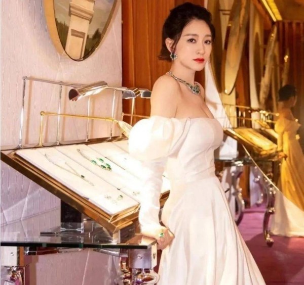 明星也有失手时！李小冉服务员造型引热议，网友：“像刚下班”