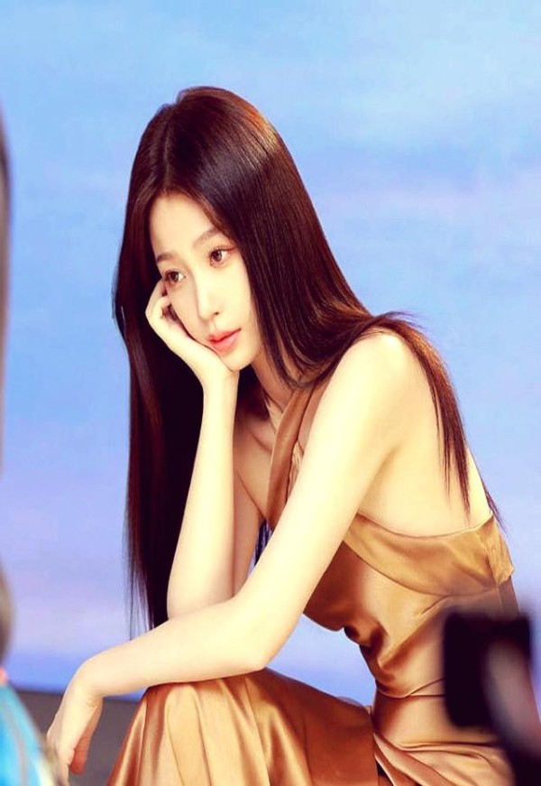 明星私服引领潮流：简约与改良的时尚风潮