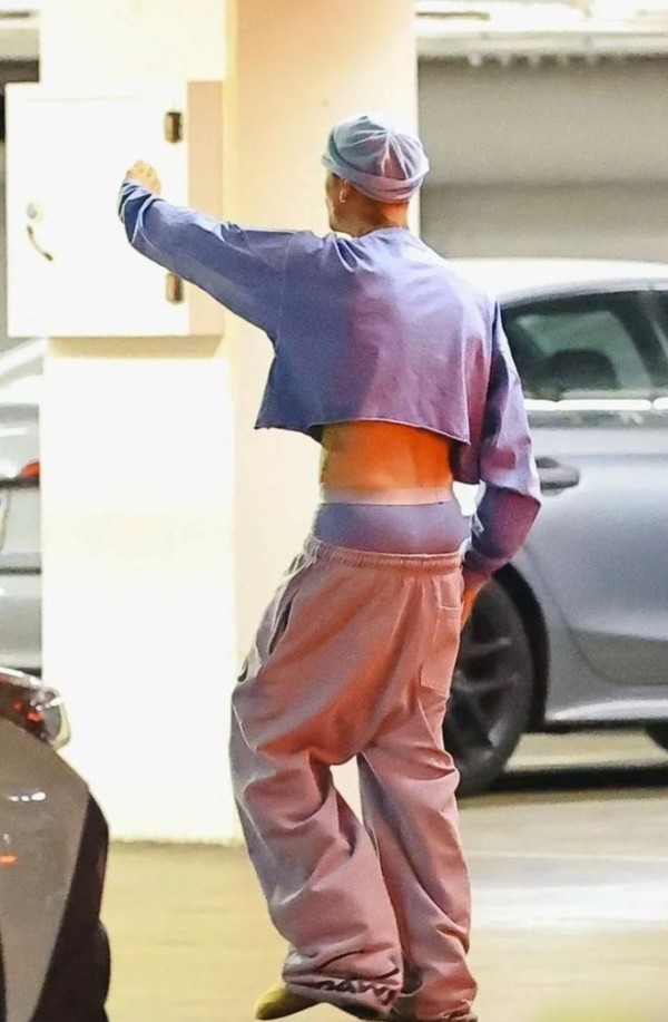 这跟不穿有啥区别?内裤外露、开叉开到腰,有钱人的时尚真看不懂