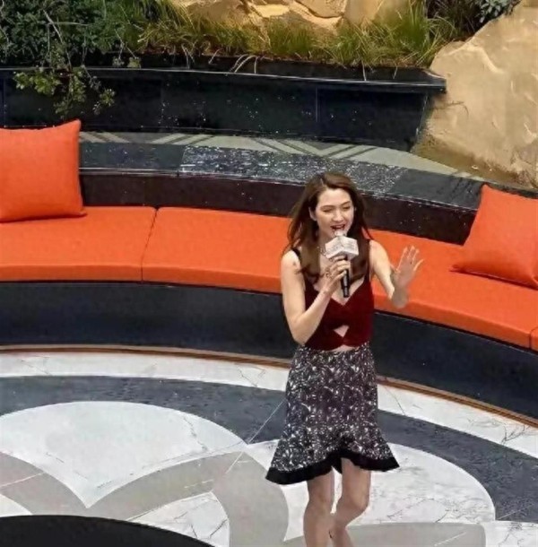 女明星不红了只能接商演，听说一小时仅5万元真是太可怜了