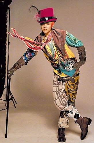 罗志祥变身街头行者画鬼魅眼妆全身绑丝巾(图)