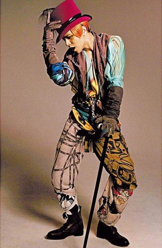 罗志祥变身街头行者画鬼魅眼妆全身绑丝巾(图)