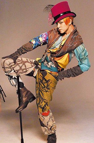 罗志祥变身街头行者画鬼魅眼妆全身绑丝巾(图)