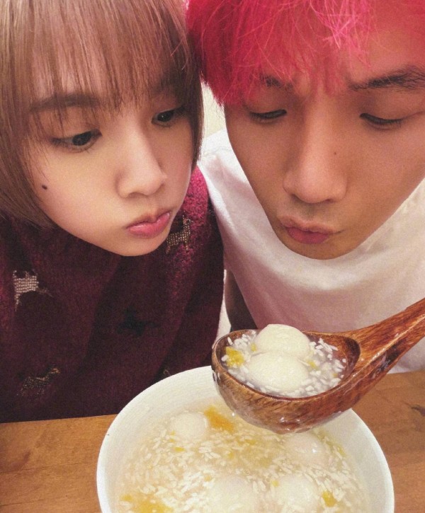 杨丞琳李荣浩年夜饭爆火!明星“晒家常”为何比炫富更圈粉?