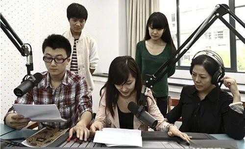 声音修行手册:配音演员的日常进阶路线图