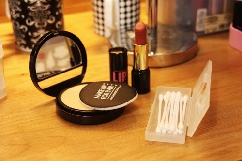 补妆、飞粉、见底、修容、空瓶、显色、试色的英文怎么说？！