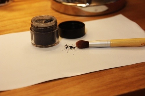 补妆、飞粉、见底、修容、空瓶、显色、试色的英文怎么说？！