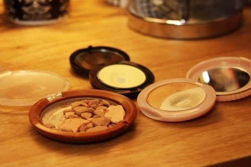 补妆、飞粉、见底、修容、空瓶、显色、试色的英文怎么说？！