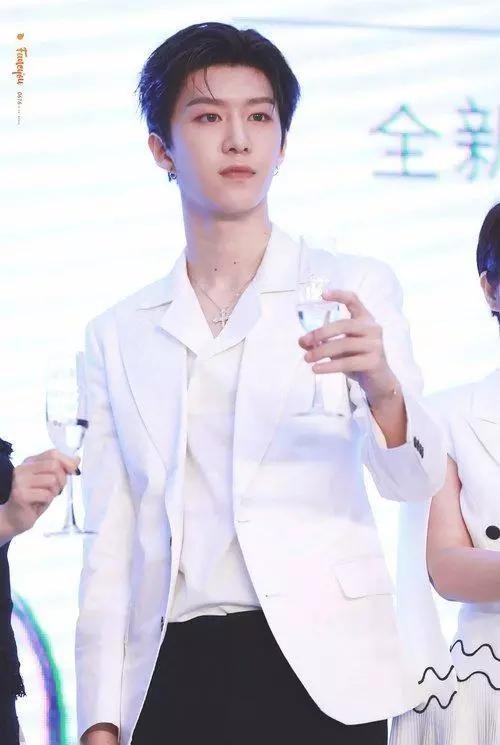 新生代小鲜肉：蔡徐坤百变，赖冠霖新颖，胡一天直率，陈立农可爱