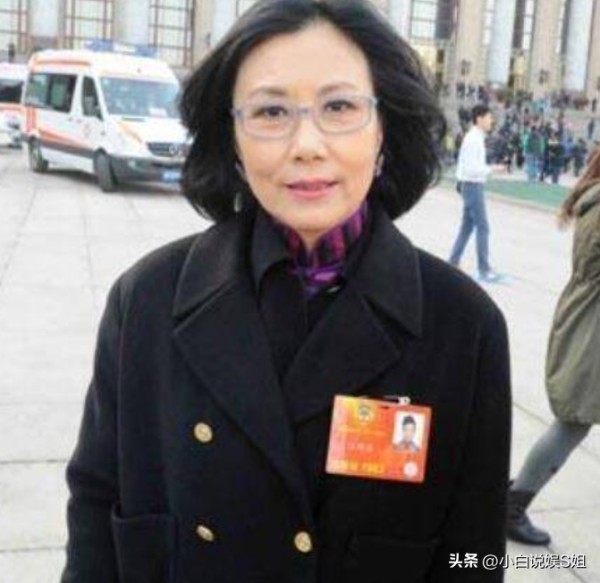 小白说娱S姐:娱乐圈从政的明星有多少?靳东当政协委员,汪明荃成为港区代表!
也许很多人都不知道,娱乐圈踏足政界的明星有将近112位,很多都是深藏不露的大佬。
1.靳东:已经46岁靳东是国家一级演员,原本就是中国煤矿文工团副团长,现在成为中国文联第十一届全国委员会委员
2.汪明荃:曾经惊艳时代的大姐大,自加入TVB起就没有在离开过在娱乐圈有很大影响力,之后获得广东省代表提名,连任八届中国全国人...