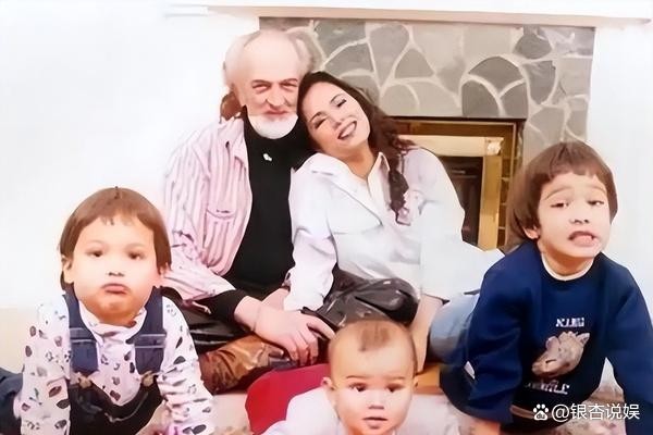 韦唯复出演唱，六年康复经历，单亲母亲坚强生活