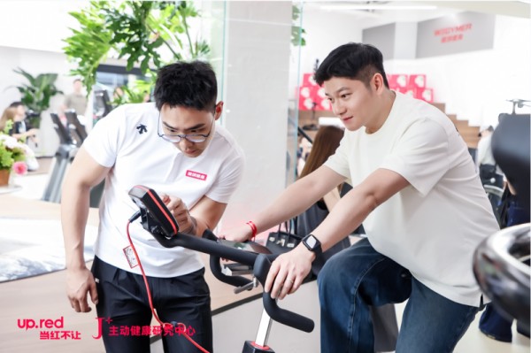 艺人张玉安（右）在健萌健身北京概念店体验健身。