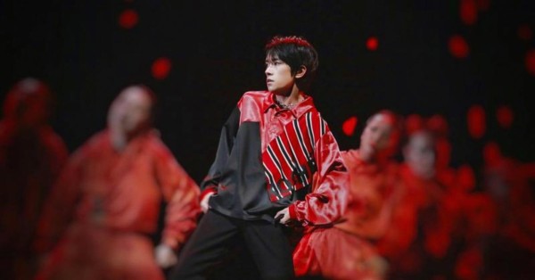 易烊千玺：从舞台少年成长为全能偶像，实力与努力成就他的逆袭传奇，你了解他的真正秘密吗
