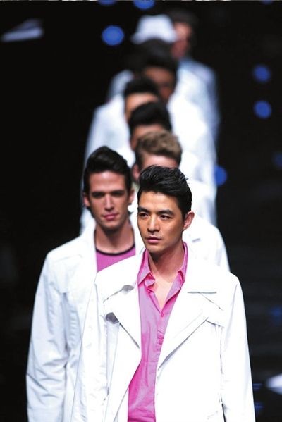 李学庆称要模特影视双发展。