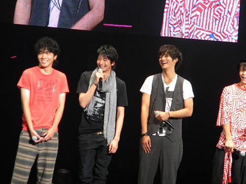 向井理松坂为新片预热 TGC走秀拼帅