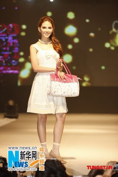 近日话题不断的J女郎昆凌,15日领军人气模特儿参加时尚走秀,昆凌不意外地成为媒体焦点。