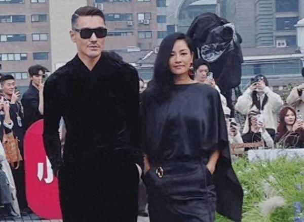 53岁胡兵搭档52岁瞿颖走秀，笑起来满脸皱纹，引起网友热议