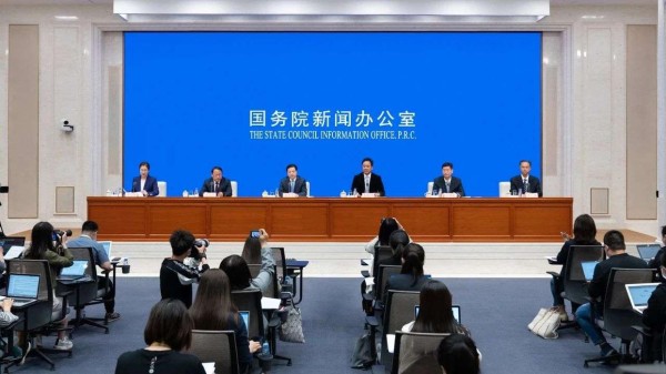 明星亲自下场炒CP：是流量密码还是人设陷阱？