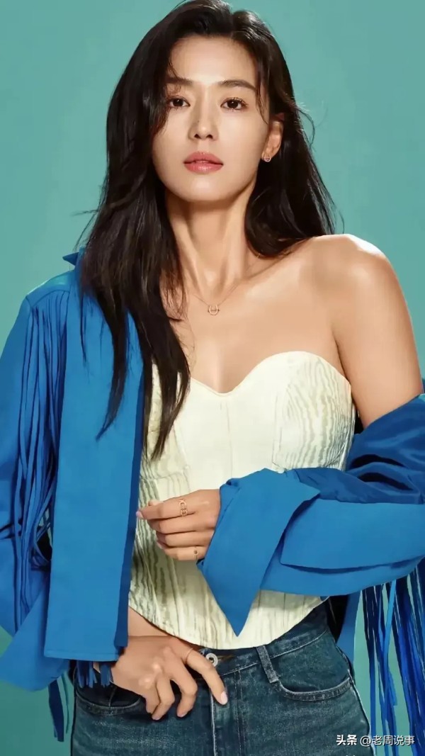 老周说事：全智贤在韩国娱乐圈简直就是个传奇！“财阀不敢染指的女王”，这称呼太贴切了，她的智慧和手段让人拍案叫绝。

现在不少女明星把嫁入财阀当成人生的终极目标，好像这样就能瞬间走上人生巅峰。但全智贤不一样，她靠自己的打拼名利双收，根本不需要借助婚姻来提升地位。她老公崔俊赫来自首尔的名门崔家，虽说不是传统意义上翻云覆雨的大财阀，可在富人圈里也是有头有脸，实力相当强。

全智贤做事真的太精明了。结婚前...