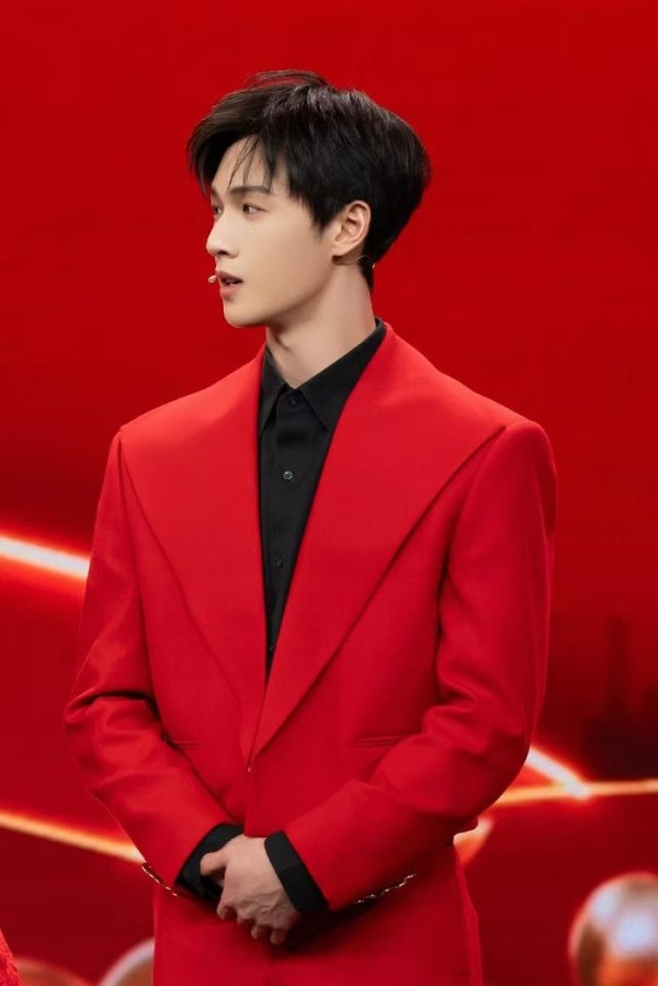 李昀锐凭啥靠“坐着”爆红？春晚1分钟镜头揭秘内娱新顶流