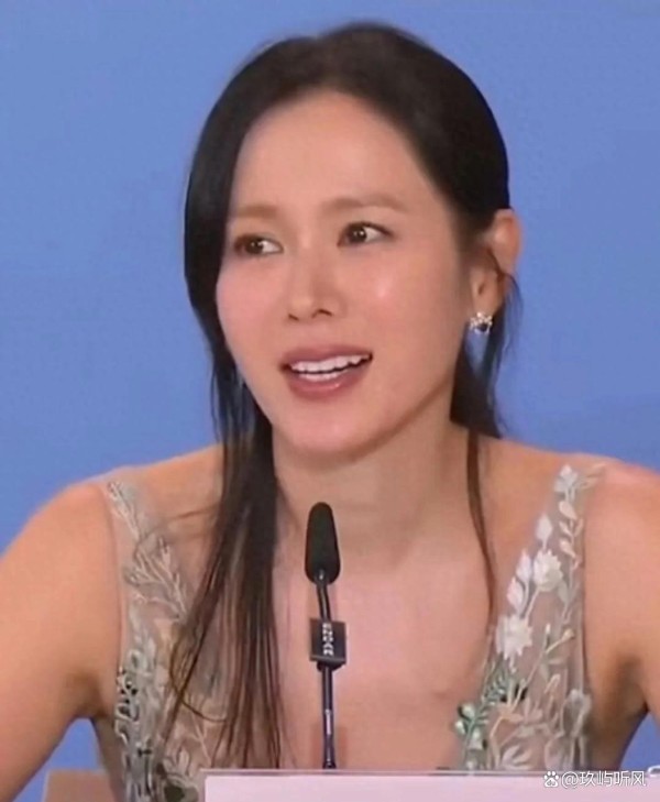 孙艺珍威尼斯红毯无整容争议,粉丝跟拍剧组发布会,复出电影首秀遇波折