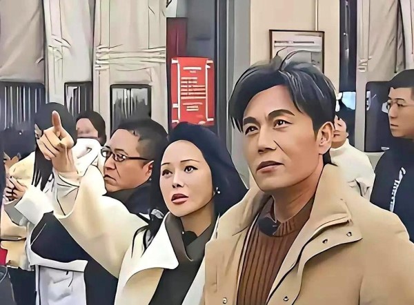 伊能静逛街，大衣吊牌晃来晃去，你真以为她忘剪了？“伊能静衣服吊牌没摘”这个话题瞬间冲上热搜，单日阅读量直接破亿