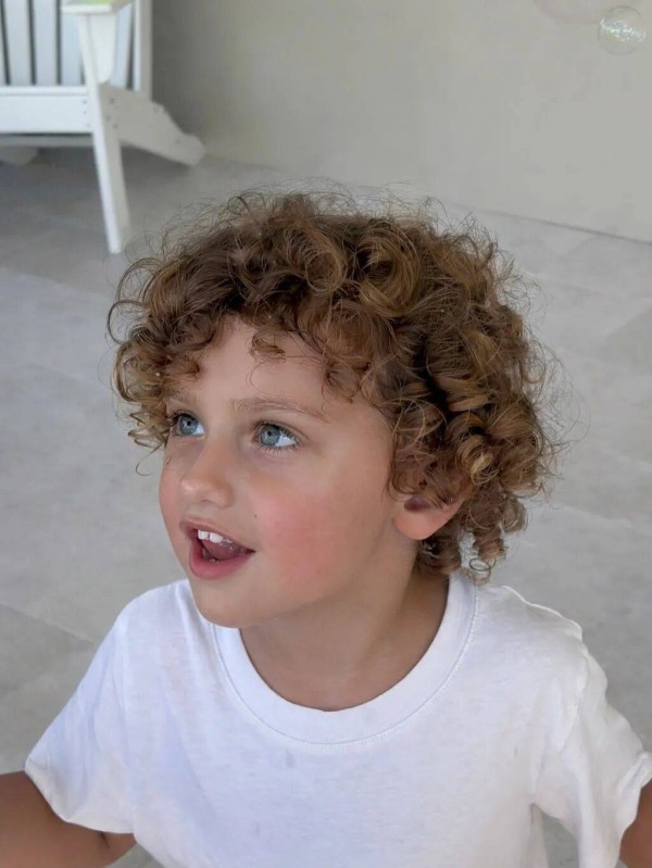 大巴西娜娜 Adriana 发布儿子照片！