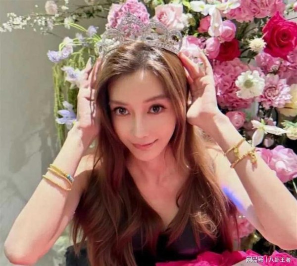 离开黄晓明算个屁!baby37岁生日除吴千语满场网红,撕名牌看哭全网