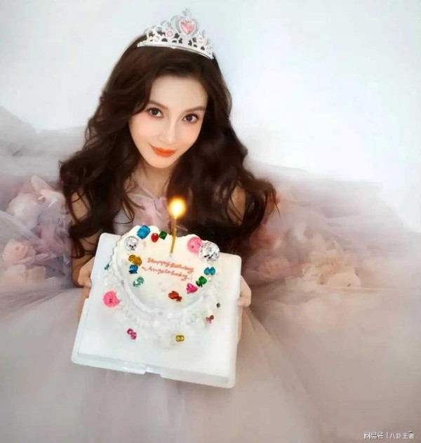 离开黄晓明啥也不是!baby37岁生日寒酸,众网红抢镜,仅1位明星到场