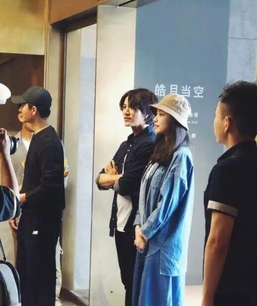 陈坤倪妮同框看展，九年公益路并肩前行