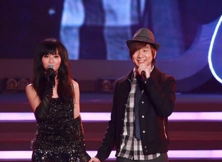 排行榜颁奖礼 张靓颖李宇春同台拼奖不忘叙旧