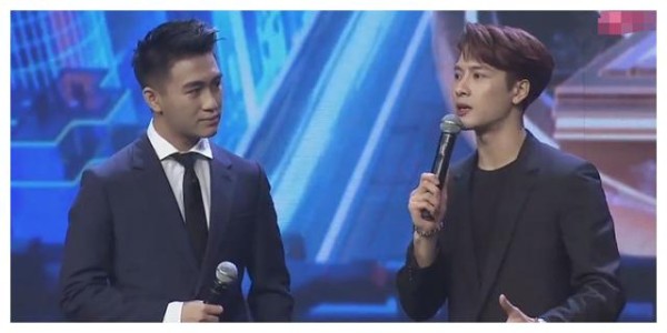 不避嫌?何猷君庆功宴跟性感美女合影,女方主动紧贴无视奚梦瑶