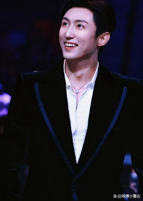 庆功宴清流！黄景瑜素颜怼脸生图赢麻了，全场浓妆明星中，他穿着卫衣大口干饭