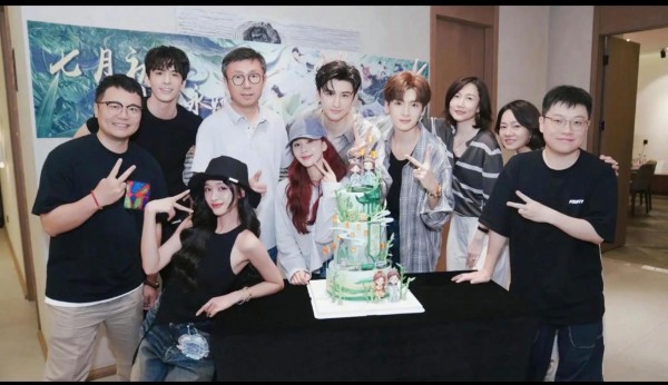 张云龙庆功宴合照爆热搜！刘诗诗吴宣仪同框状态绝了，氛围感拉满