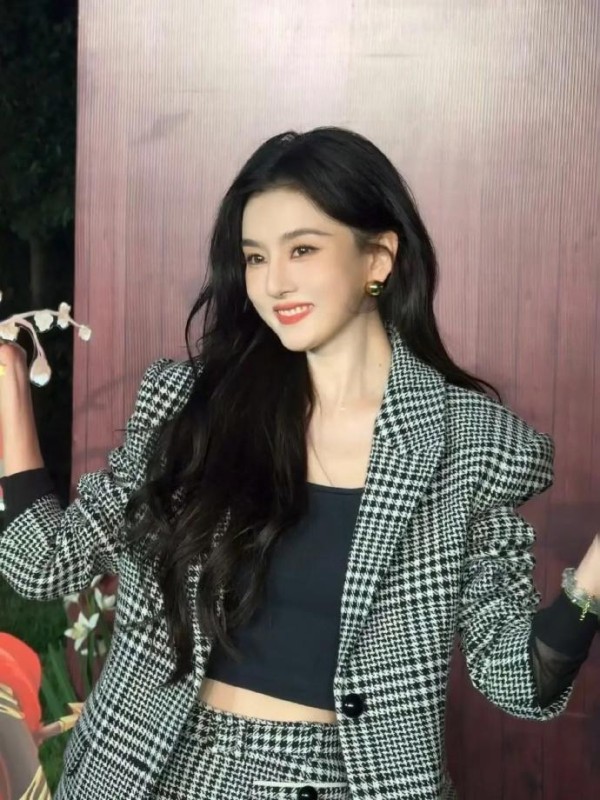 同场6位明星露脸，庆功宴大合影却只看到她，网友这次太意外……