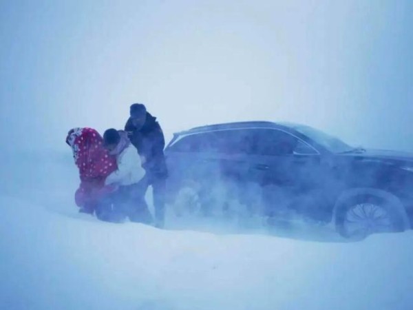 暴雪封路父母铲5小时雪送女儿返校