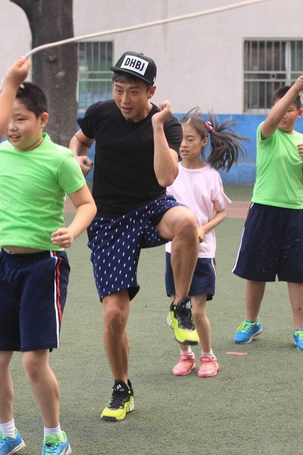 邓超篮球场边显白发，父爱如山引网友热议：星爷气质初现？