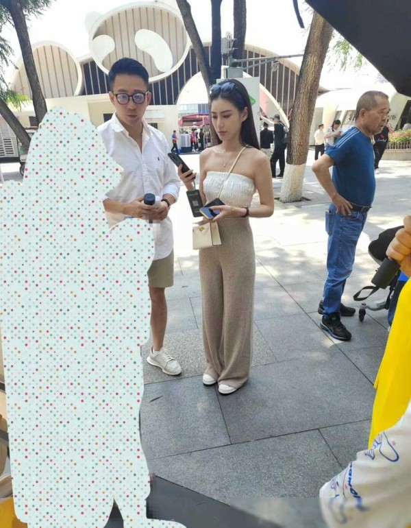 小王带你看天下：汪小菲和未婚妻到成都看大熊猫，女方的穿着被网友吐槽了，质疑她的审美差，穿衣太土了。然而，这个简单的行为背后，却引发了关于审美、时尚和社会观念的激烈讨论。在这个看似娱乐八卦的事件中，我们能否看到更深层次的社会现象呢？
汪小菲和未婚妻的成都之行，本是为了观赏国宝大熊猫，享受浪漫的二人世界。然而，女方的穿着却意外成为了网友关注的焦点。有人嘲讽她的审美差，有人质疑她的穿衣品味，甚至有人恶意...