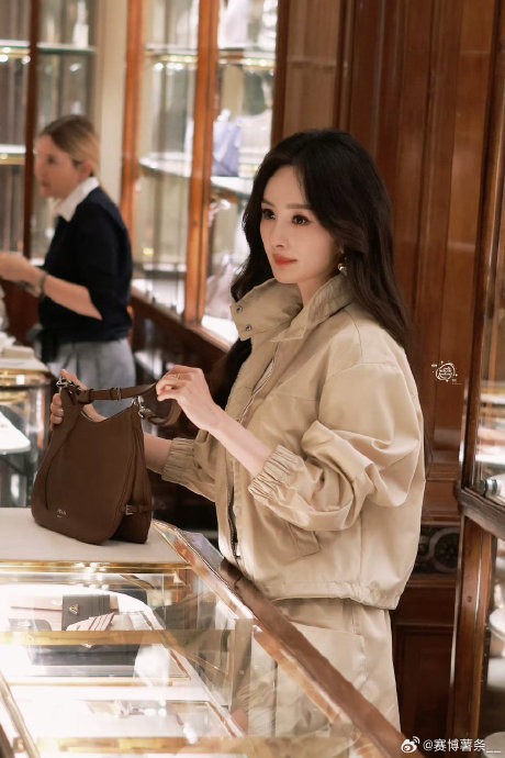 杨幂米兰时装周忘带卡刷同事信用卡，自嘲“杨小怂”引热议