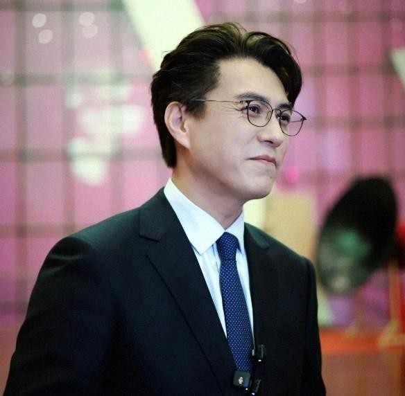 还以为他们只是演员？靳东冯远征陈道明张凯丽履职曝光，戏里有戏，台下更有担当