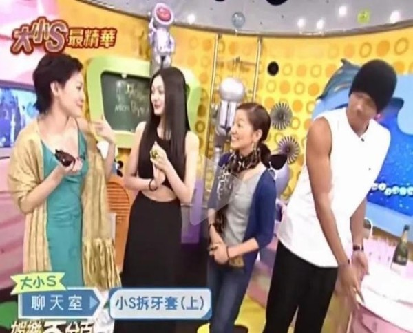 财滚滚之可转债:当年大S顶着全网群嘲连穿两次露腰礼服的画面,至今还能在“内娱考古bot”刷出九宫格。
视频里她单手叉腰与记者周旋的模样,分明是台湾偶像剧女王该有的气场,可谁还记得那件黑丝绒礼服初次亮相时,弹幕刷的都是“敢问杉菜怀孕几个月了”的阴阳怪气?
时尚圈向来是显微镜式审判女明星的重灾区。
那年金钟奖红毯刚结束,《壹周刊》就用整整两页版面放大她腰间的褶皱,标题赫然写着“豪门准儿媳失仪态”...