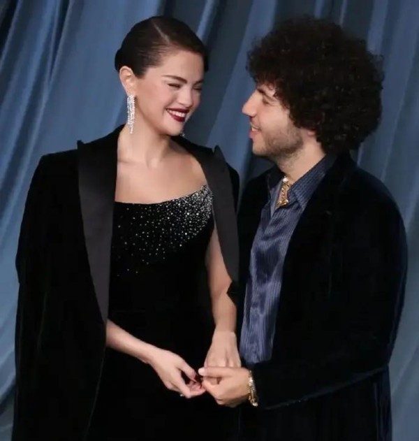 赛琳娜老公“用脏脚踩沙发、对着镜头放屁”引发热议