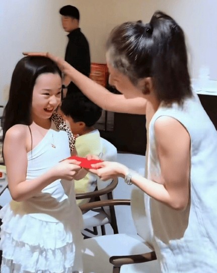 搜狐娱乐讯 3月1日，董璇女儿小酒窝<a target=