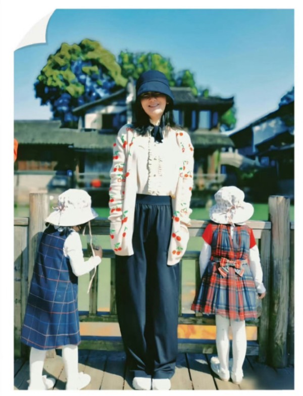 谢娜家双胞胎座驾转赠撒贝宁，同款婴儿车暗藏明星带娃玄机