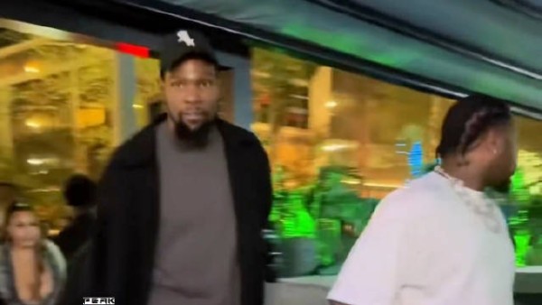 杜兰特被拍到与多位网红模特(雪兔女郎)一起进入餐厅约会