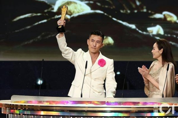 TVB视帝陷剧荒两年，大排档与佘诗曼聚会，疑陷事业低谷求打救