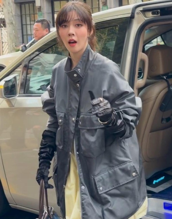 30岁宋妍霏在上海被偶遇,她身材真好,长衣配黄裙,双腿真亮眼
