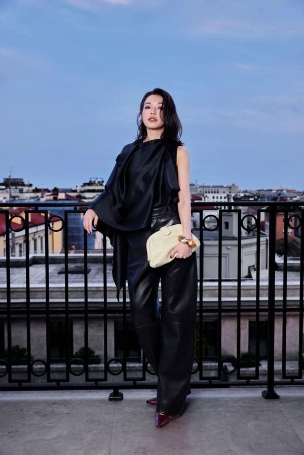 舒淇米兰时装周街拍，穿未发布新装美的轻松，皮裤成吐槽焦点！