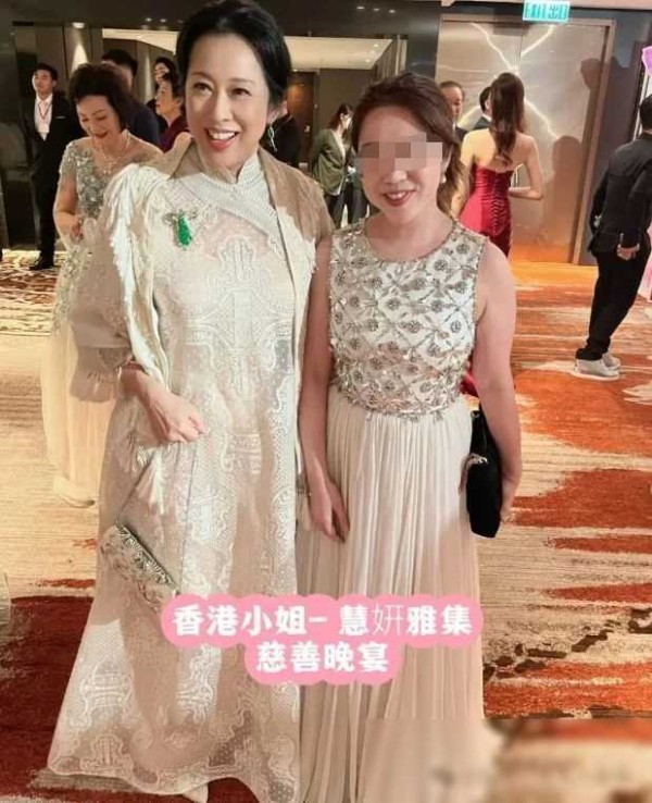 小文探长:标题:明星慈善晚宴:爱心与风采的交织
副标题:明星齐聚,展现温暖与责任
引言:
每年一度的慧妍雅集香港慈善晚宴是一场星光熠熠的盛会,吸引了众多明星和名流的参与。他们不仅展现出自己的风采,更重要的是,为社会公益事业贡献了一份力量,传递着爱心和温暖。
背景信息:
慧妍雅集香港慈善晚宴每年都吸引了众多明星和社会名流的参与,成为了一场引人注目的慈善盛会。在这个晚宴上,不仅有机会看到众多知名明星的...